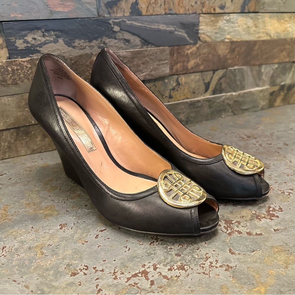 2/$10 or 3/$12 ❤️ Audrey Brooke Tasha Size 9.5 Black Gold Peep Toe Wedge Heel